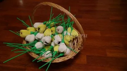 Лалета от бонбони с ръце