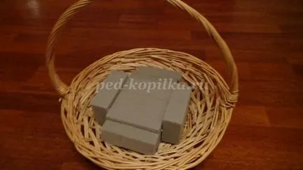 Лалета от бонбони с ръце