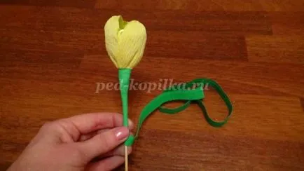 Лалета от бонбони с ръце