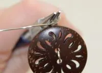 Мъниста от камък с ръцете си