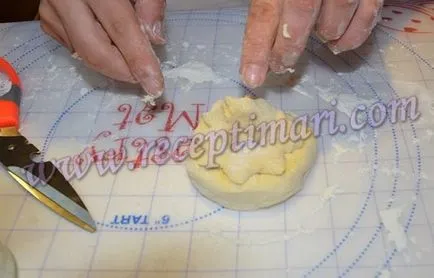 Кифли с различни форми (можете да намерите на теста) Кифли с различна форма