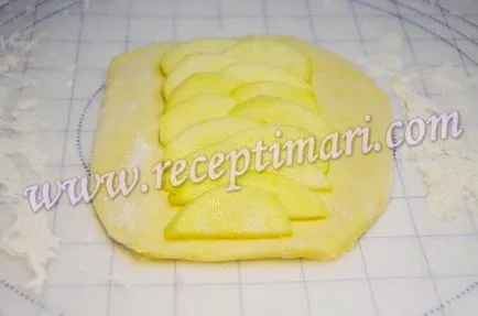 Кифли с различни форми (можете да намерите на теста) Кифли с различна форма