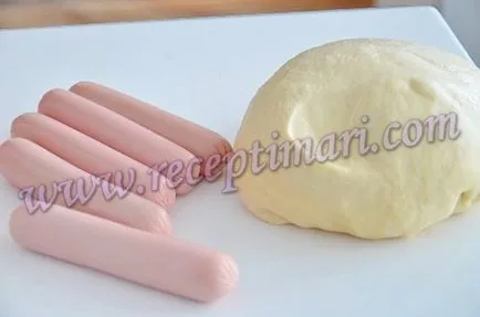 Кифли с различни форми (можете да намерите на теста) Кифли с различна форма