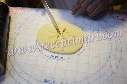 Кифли с различни форми (можете да намерите на теста) Кифли с различна форма