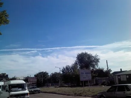 Анормални ленти на облаци в небето, experement