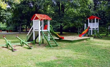 Детски пясъчник с ръцете си