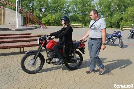 Едно момиче и мотоциклет, тъй като започнах (жена) Едно момиче и мотоциклет, тъй като започна