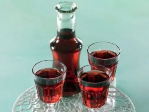Начало вливане на конфитюр върху универсална рецепта