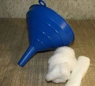 Начало вливане на конфитюр върху универсална рецепта