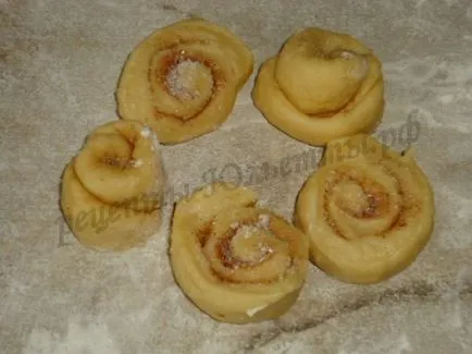Форма ролки със снимки и красив формовани кифлички от тесто с мая