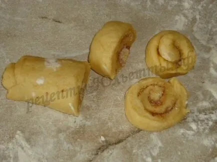 Форма ролки със снимки и красив формовани кифлички от тесто с мая