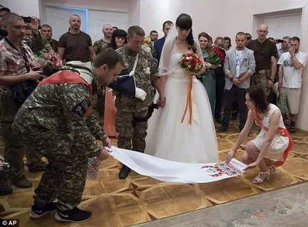 Как да се облича за момичето на вашата сватба, ако булката под нея половин глава по-