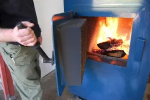 Как да подклажда котел на въглища