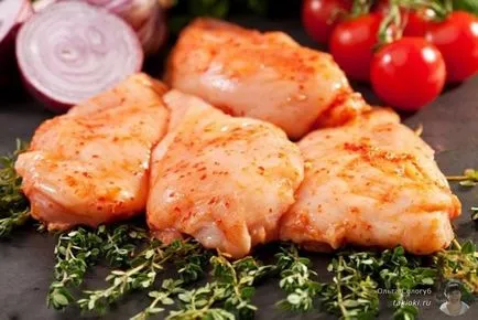Как да се готви бедрата пилешките в тенджера и просто вкусни