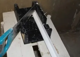Как да се намали тавана корнизи с ръцете си