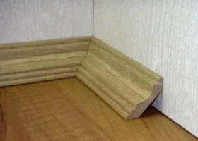 Как да се намали тавана корнизи с ръцете си