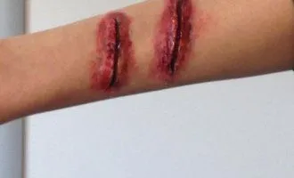 Как белезите на лицето си за Хелоуин у дома