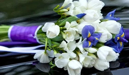 Букет от ириси, които добавят и на които той влиза в него