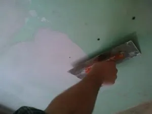 Как шпакловка таван и да се избегнат грешки