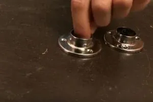 Кота корниз с ръцете си