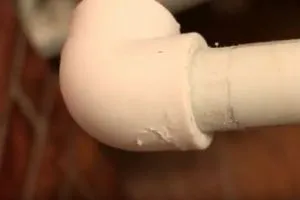 Кота корниз с ръцете си