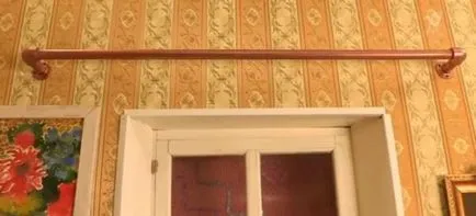 Кота корниз с ръцете си