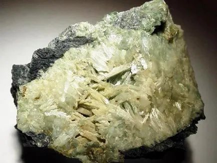 Jade изображение камък, нейните характеристики, магически и лечебни свойства на минералната, особено грижи (медицински) Jade камък снимка, нейните характеристики, магически и лечебни свойства на минералната, особено грижа