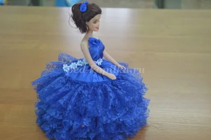 Doll кутия с ръцете си