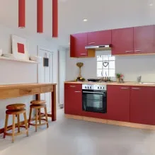 Клирънсът кухненски интериор в червено