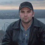 Патина с ръцете си украсили метална повърхност (видео)