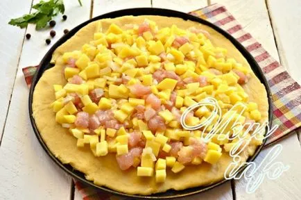 Пай с пиле и картофи в рецептата фурна със снимка