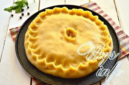 Пай с пиле и картофи в рецептата фурна със снимка