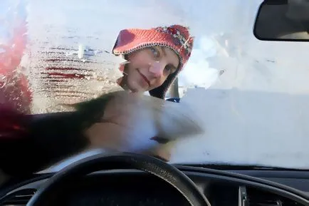 Защо се поти стъклото в колата в дъжда и през зимата, и какво да направя, за да defog на прозореца