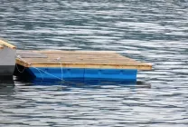 Марина акостиране структура ръцете си, плаващи пристани за лодки, мостове на езерото за