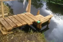 Марина акостиране структура ръцете си, плаващи пристани за лодки, мостове на езерото за