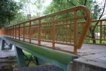 Марина акостиране структура ръцете си, плаващи пристани за лодки, мостове на езерото за