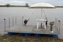 Марина акостиране структура ръцете си, плаващи пристани за лодки, мостове на езерото за