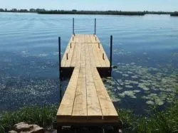 Марина акостиране структура ръцете си, плаващи пристани за лодки, мостове на езерото за