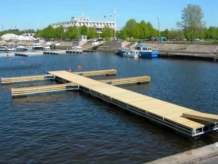 Марина акостиране структура ръцете си, плаващи пристани за лодки, мостове на езерото за