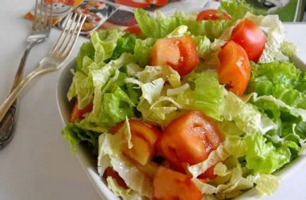Салата с китайско зеле, краставици и домати