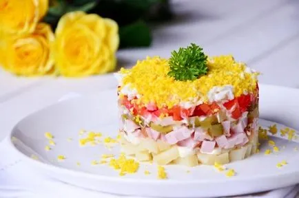 Салата с шунка, сирене и краставици
