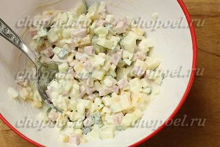 Салата с шунка, сирене и краставици - вкусна рецепта със снимка