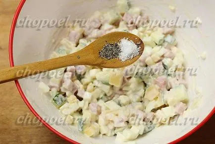 Салата с шунка, сирене и краставици - вкусна рецепта със снимка