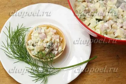 Салата с шунка, сирене и краставици - вкусна рецепта със снимка
