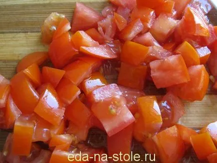 Салата с китайско зеле, домати и краставици, храна на масата