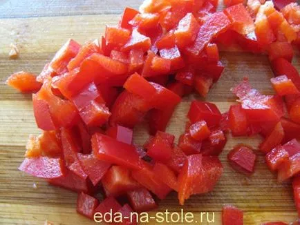 Салата с китайско зеле, домати и краставици, храна на масата