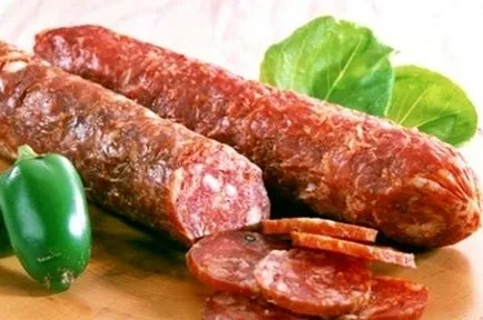 Лято наденица у дома за празничната трапеза
