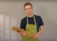 Стъклена маса с ръцете си