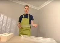 Стъклена маса с ръцете си
