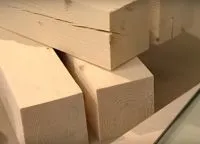Стъклена маса с ръцете си